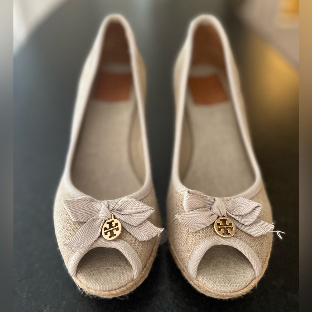 Tory Burch peep toe espadrille wedge sandals. Tan canvas, size 8.5